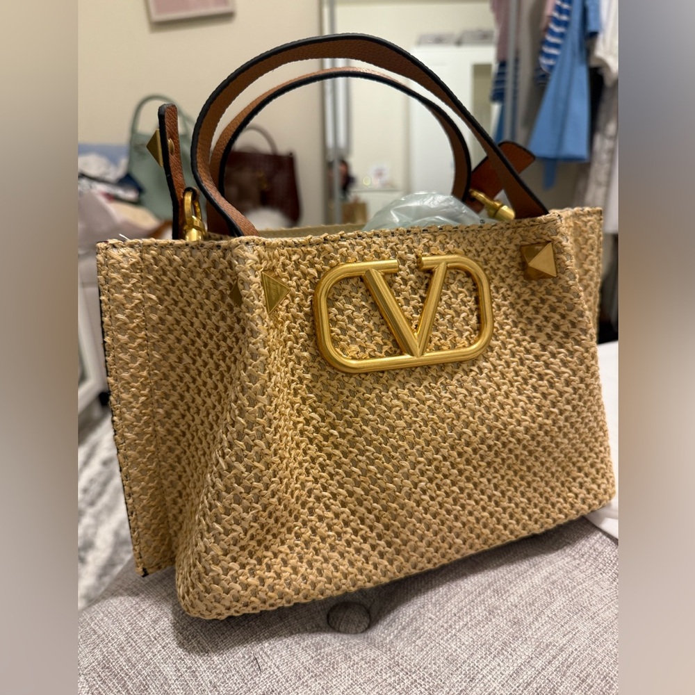 Summer bag Tan and Gold Tote with Iconic V Logo
Not authentic Valentino
Small
